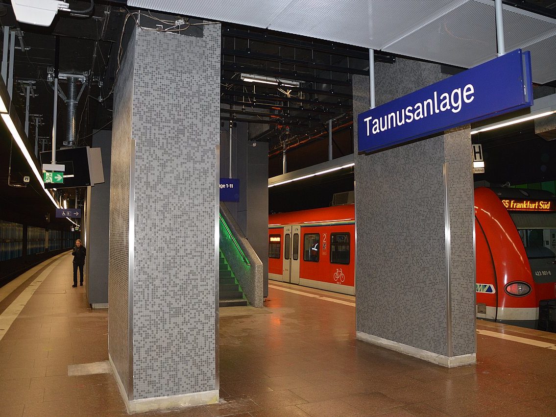 Glasmosaik S-Bahnhof Taunusanlage