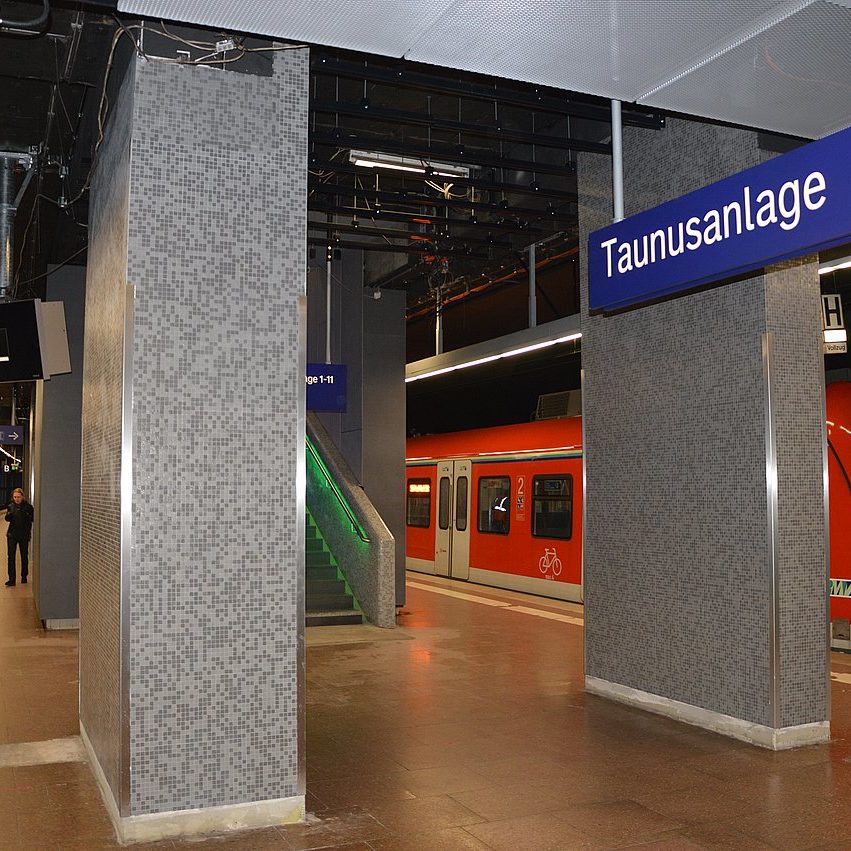 Glasmosaik S-Bahnhof Taunusanlage